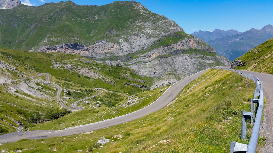 A switchback on the road to Col des Tentes