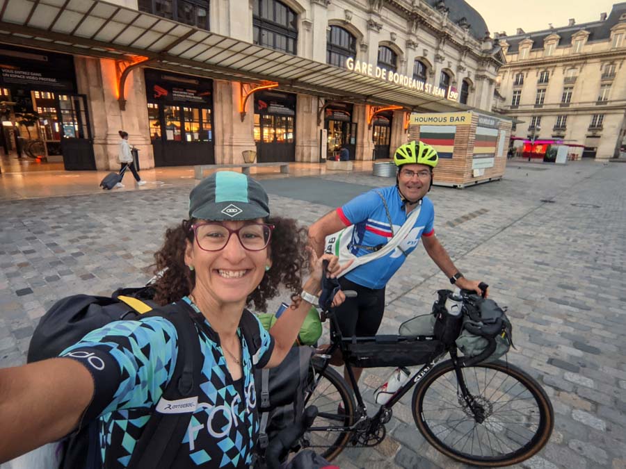 Two cyclists in front of the train station in Bordeaux