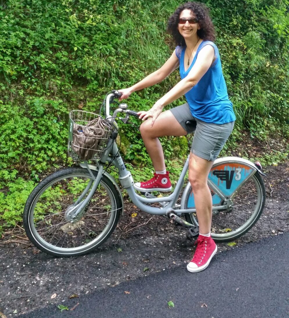 A women cycling the Bordeaux greenway on a Bordeaux hire bike